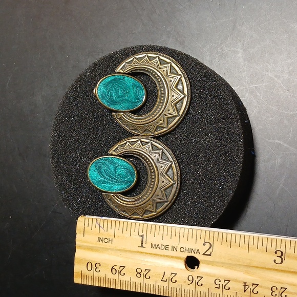 Vintage Hoop Dangle Earrings Brass Tone Filigree With Emerald Color - Picture 4 of 5